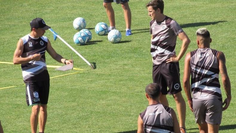PRÁCTICA. Los jugadores escuchan las indicaciones del entrenador. (FOTO: PRENSA REAL PILAR). .