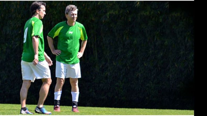 AL ÁNGULO. Neuspiller jugó al fútbol con el candidato presidencial Mauricio Macri..