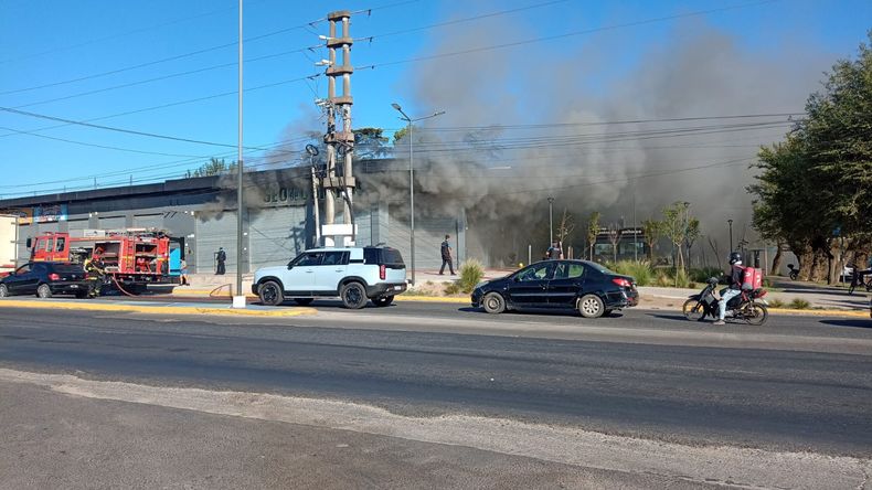Hasta el momento, se desconocen las causas que desataron el incendio en el paseo de compras Villa Rosa.