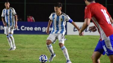 Camilo Rey con la Albiceleste y la cinta en la gira por Paraguay..