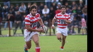 APOYO. Rafael Desanto conquistó el único try de la tarde para Alumni..