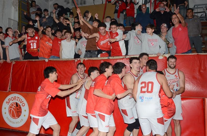 LOCURA. Los jugadores de Sportivo celebran la victoria sobre Presidente Derqui.