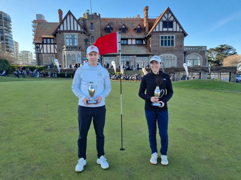 CAMPEONES. Santiago Bailleres y Milagros Giordani posan con sus copas en el Mar del Plata GC.