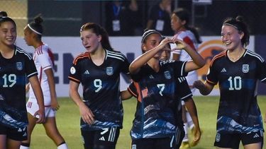 FESTEJO. Annika Paz (9) dio la asistencia a Morena Lomba (7) en la apertura del marcador argentino.