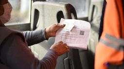 PAPELETA. Continúan los controles en el tránsito y el transporte público..