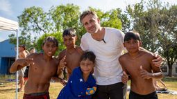 VERANO EN PILAR. El intendente Federico Achával junto a un grupo de chicos que se acercó a disfrutar de las piletas en los clubes municipales.&nbsp;