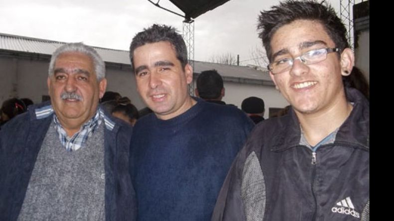 Tres generaciones de Giménez, apellido histórico de la UCR local: Ricardo, su hijo Juan Manuel y su nieto Juan Tomás –que hoy cumple los 16-, a minutos de emitir su voto en la Escuela 35 de Peruzzotti..