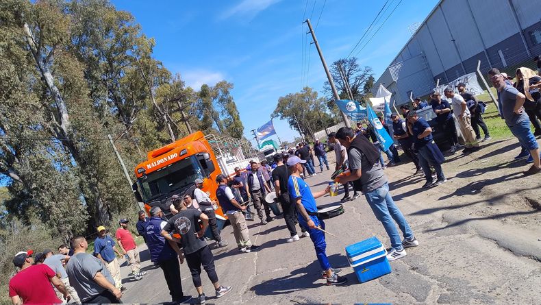 Seguimos en la lucha por una indemnización digna. ILVA Pilar sigue cerrada y nosotros sin cobrar, 300 familias sin trabajo, Gaby (@Magga84) en la red X.