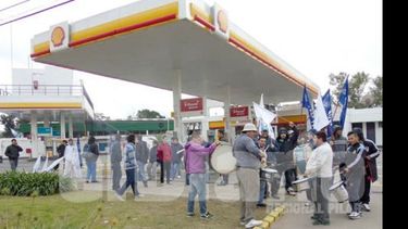 La protesta, ayer, en el Shell del kilómetro 50..