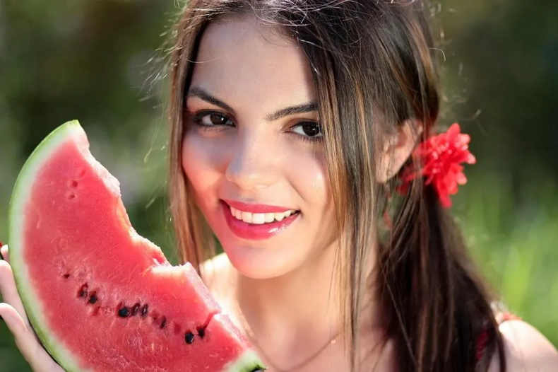 Aprovechar los alimentos ricos en agua y antioxidantes. (revistamedica.com).