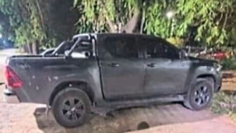 La camioneta fue robada en Loma Verde y recuperada en De Vicenzo. Foto @pilaradiario.