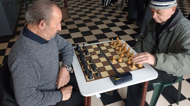 CAMPEÓN. Héctor Facino (derecha) en plena partida del Ajedrez.