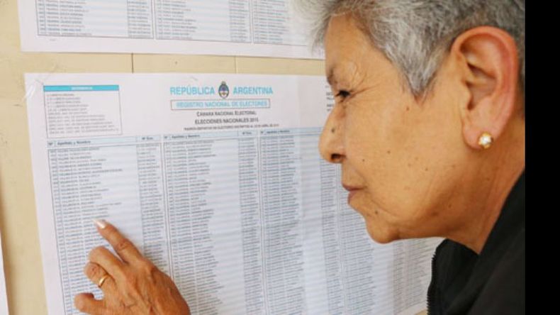 Adela Villanueva fue hasta la Escuela 45, de Villa Morra II, y se encontró con el nombre de su padre fallecido (Hipólito Marcelo) en los padrones, algo que no le había sucedido en agosto, cuando se realizaron las Primarias..