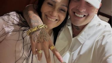 El cantante derquino Callejero Fino junto a su mamá, Inocencia.&nbsp;