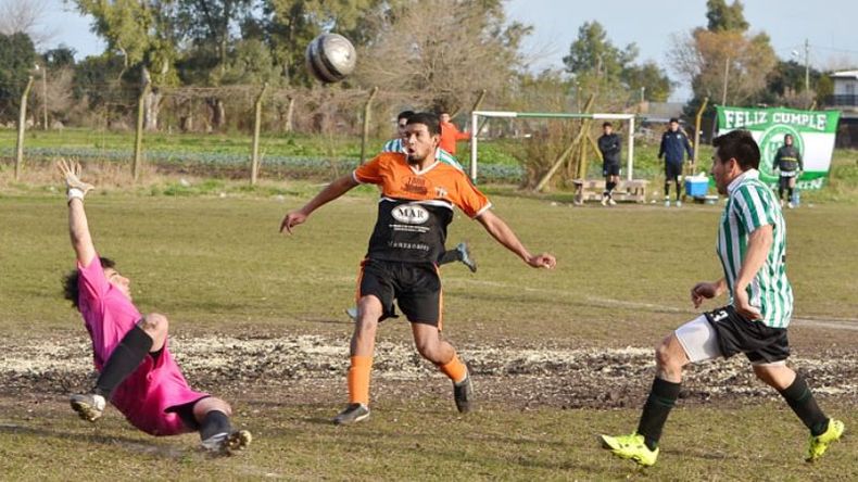 (FREDY CABALLERO). EMBOQUILLADA. El Mencho Contreras la pica ante Álvaro Codaro para desatar la locura en la Villa Verde..