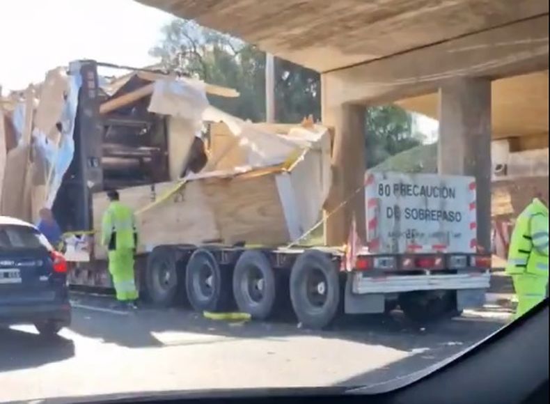 El camión chocó en el puente del kilómetro 35,500 de Panamericana.