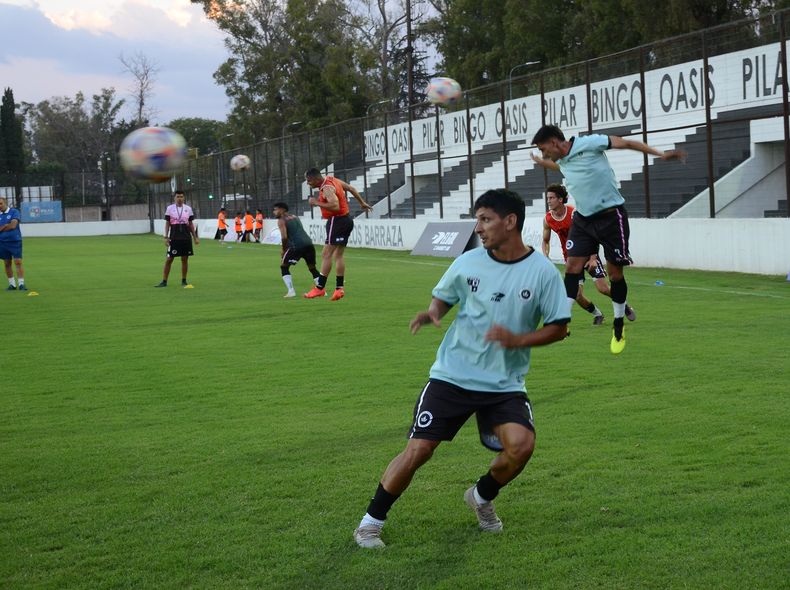 DE CABEZA. Lucas Chambi y Rodrigo Chao en el entrenamiento previo al partido.
