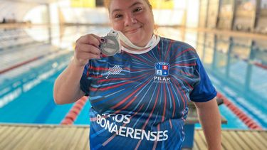 MEDALLA. Patricia Aguirre exhibe la presea de plata con el natatorio de fondo.