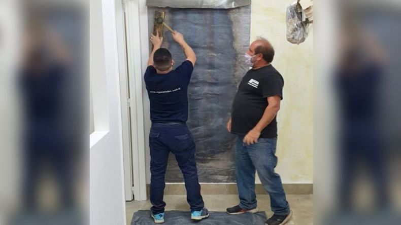 PLOMO. Trabajadores revisten las paredes y techos donde está el tomógrafo..