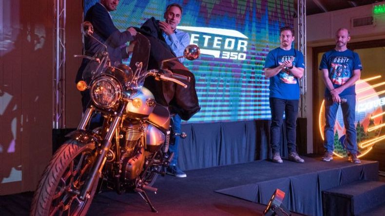 DE DESCORRE EL TELÓN. Presentación del nuevo modelo de la marca inglesa..