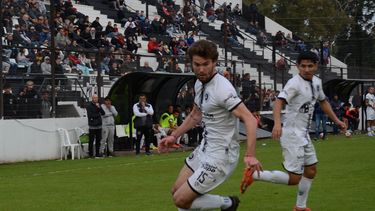 ENGANCHE. Gualtieri domina la pelota; detrás aparece Chambi.