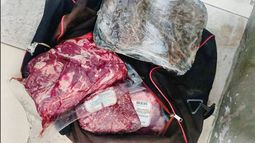 El ladrón sustrajo ocho bandejas con cortes de carne y las ocultó en su bolso. El ladrón sustrajo ocho bandejas con cortes de carne y las ocultó en su bolso.