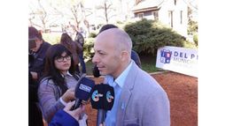 MICRÓFONO. Ducoté, con la prensa, tras el acto por San Martín..