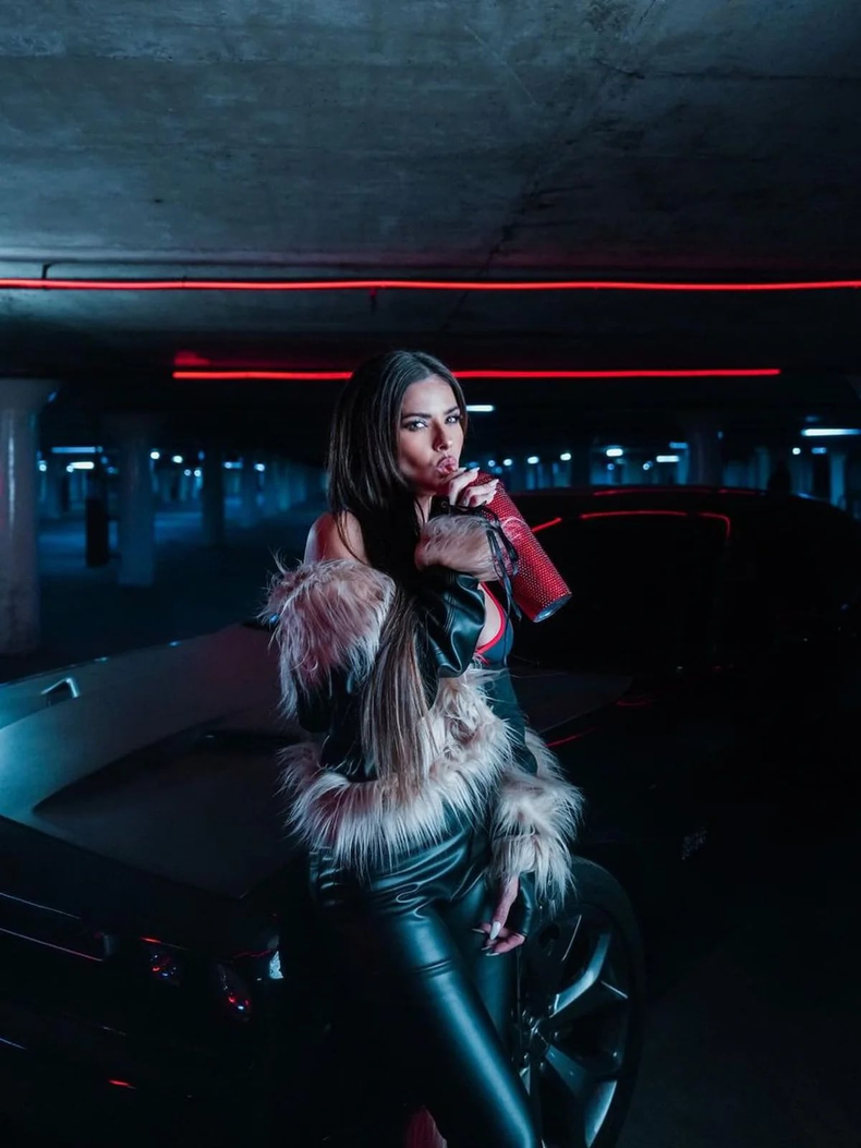 La China posó en medio de la grabación del videoclip. (Infobae).