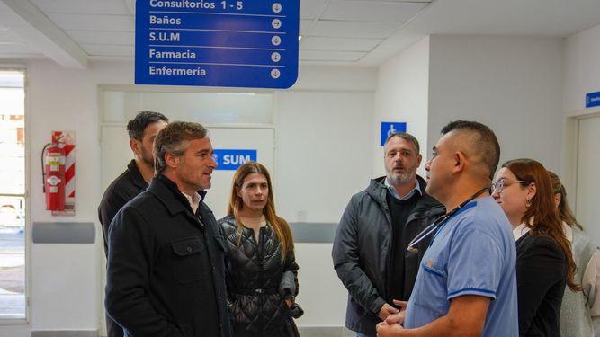 VISITA. Achával dialogó con los profesionales del centro de Salud.