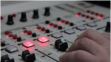 fm plaza incorpora operador de radio
