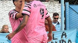 SALUDO. Crocco festeja con el Chengue Morán uno de sus goles en Zárate. SALUDO. Crocco festeja con el Chengue Morán uno de sus goles en Zárate.