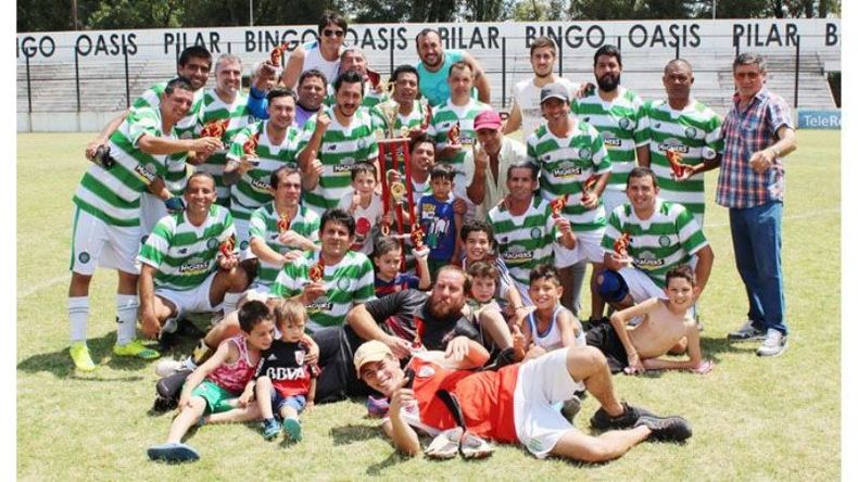 NÚMERO 1. La Esperanza posa con el trofeo de campeón invicto en el Senior 2016..