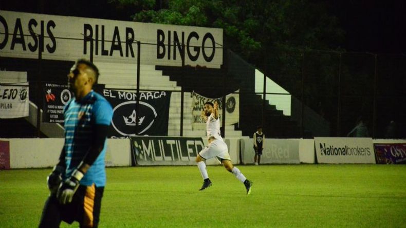 SUAVECITO. Después de sufrir, Emiliano Tabone lo liquida sobre el final del partido. Foto: Fredy Caballero. .