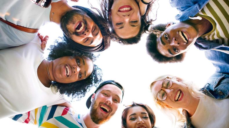 La sonrisa es un lenguaje que todo el mundo entiende. (intercultural.online).