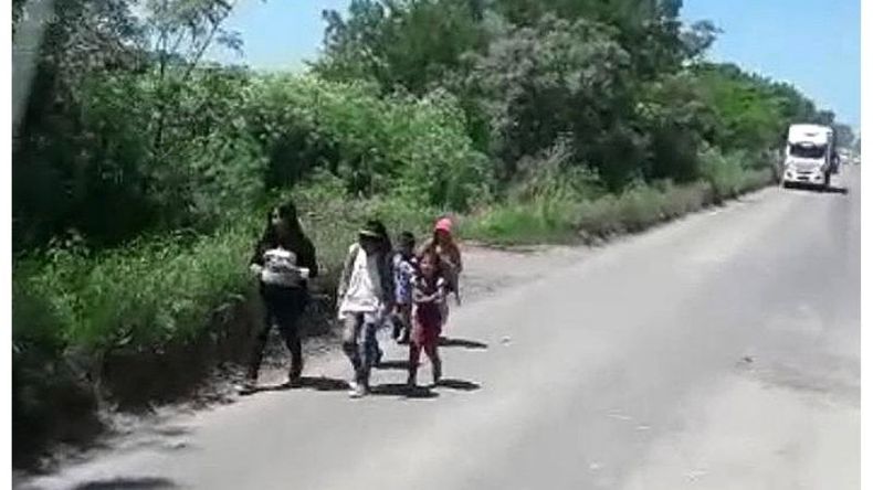 PELIGRO. Alumnos caminan hasta la escuela compartiendola ruta con camiones..