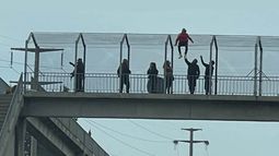 #Panamericana Ramal Campana km 40.5 mano al norte, suicida sobre puente peatonal. Increíble pero esto ya pasó la semana pasada. LaPanaWeb / @lapanaweb.