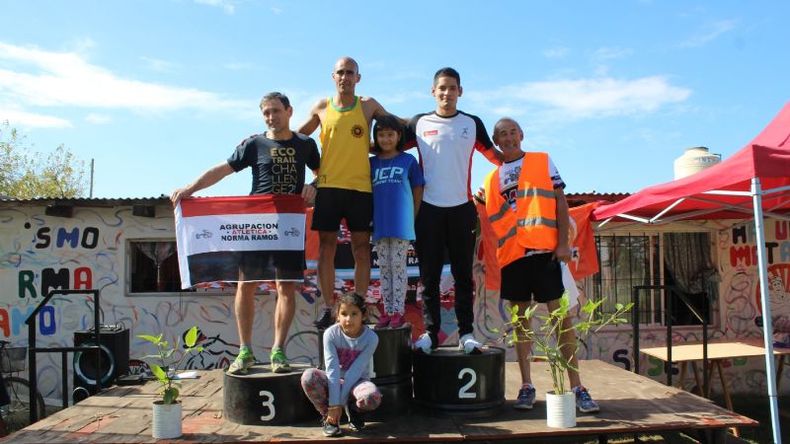 GENERAL. Orellana, ganador de los 8K, custodiado por Vázquez y Cabrera..