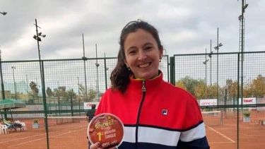 Carla Martínez con el trofeo de primer puesto en San Juan.