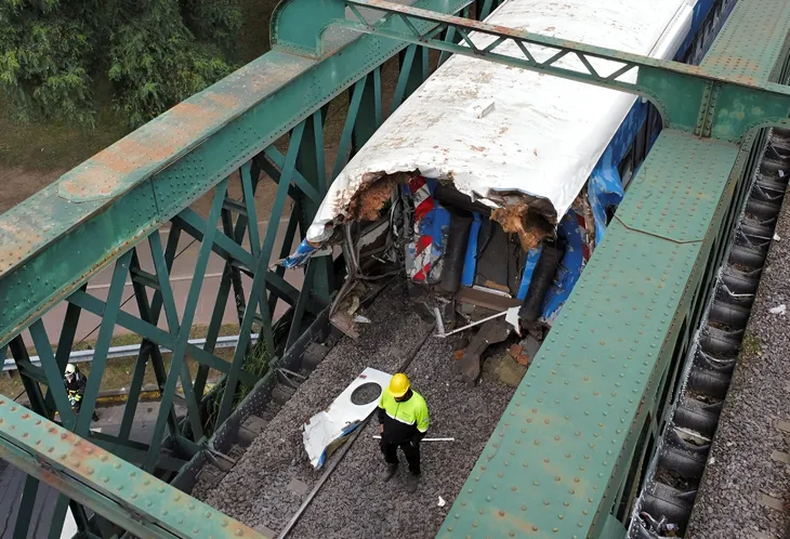 CHOQUE. El accidente dejó un saldo de 61 heridos, dos de ellos graves.