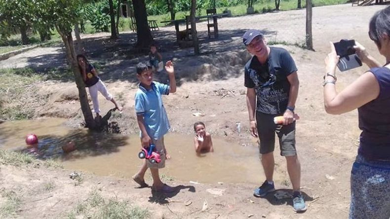 TIERRA COLORADA. Esteban Charpentier en uno de los viajes a Misiones..