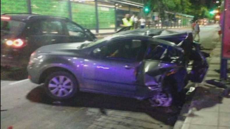 DESTRUCCIÓN. Así quedó el auto, detenido en un semáforo..