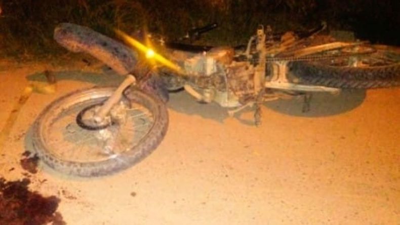 La moto en la que se desplazaban los jóvenes que resultaron heeridos. Foto: @juancaimpacto..