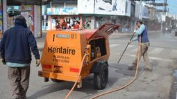 BACHES. El mantenimiento de calle se lleva la parte del león de los recursos..