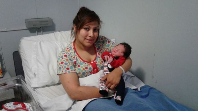 ADELANTADO. Noah, junto a su mamá Sabrina..