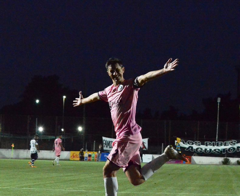 FELICIDAD. Ariel Otermín marcó por 2 ante San Martín; lleva 193 partidos en el Monarca.