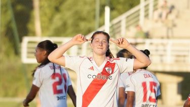 DE LA CABEZA. Annika y su clásico festejo de gol como en inferiores.