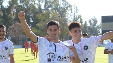 Mathías Crocco muestra el escudo tras marcar el segundo gol. Axel Abad se suma al festejo.&nbsp;