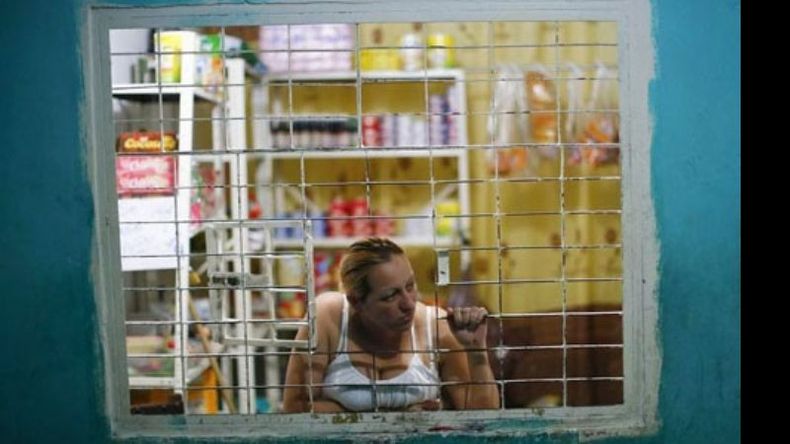 EN CASA. Aseguran que los denominados comercios “ventanas” no están contemplados en la ley..