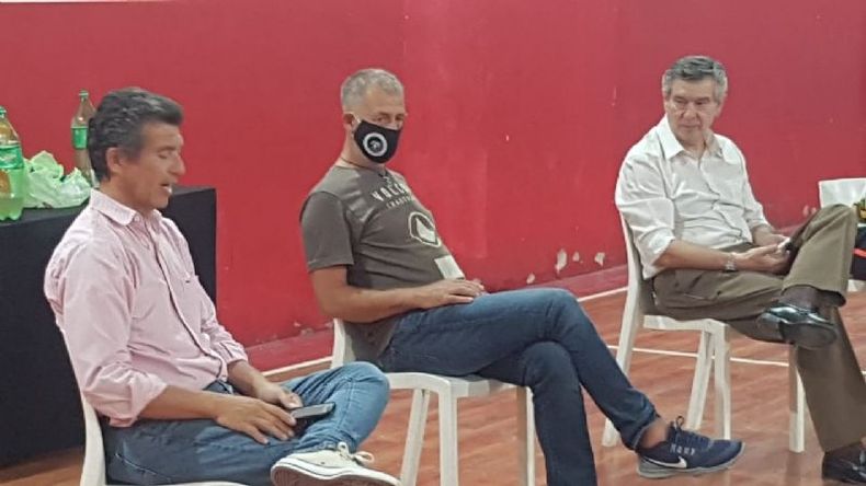 Marcelo Espinel (primero desde la izq.), presidente de Los Pinos..