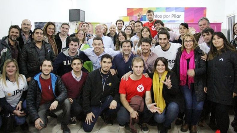 VAMOS LOS PIBES. Funcionarios mezclados con jóvenes de Cambiemos..